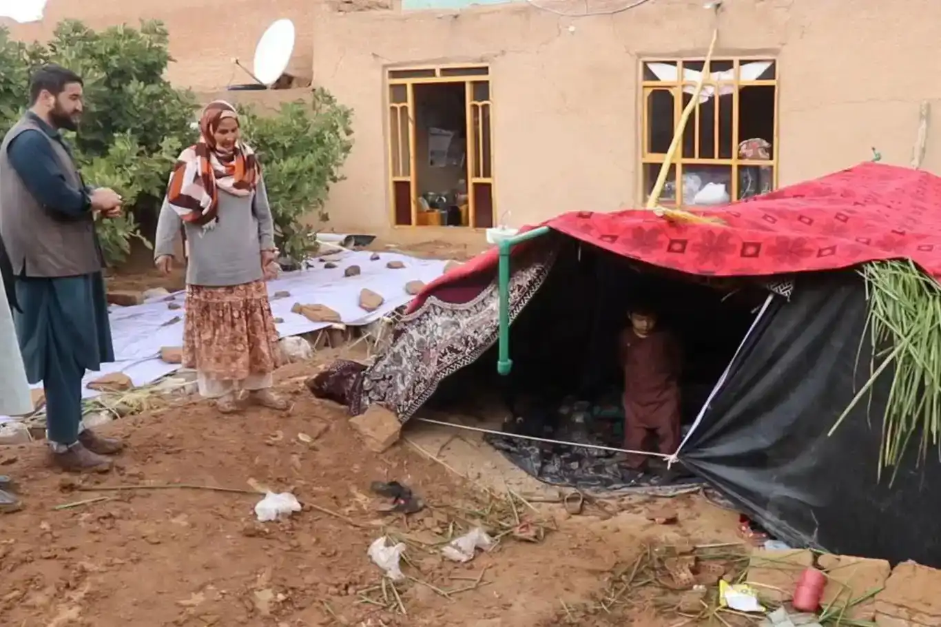 Qurbaniyên erdhejê li Efxenistanê di nav wêraniyên berfireh de li stargeh û piştgiriyê digerin