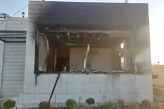 İşgalciler Batı Şeria'da evleri bastı, Yahudi çeteler bir evi ateşe verdi