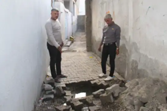 Batman'da 4 katlı binanın altına aylardır sızan su korkutuyor