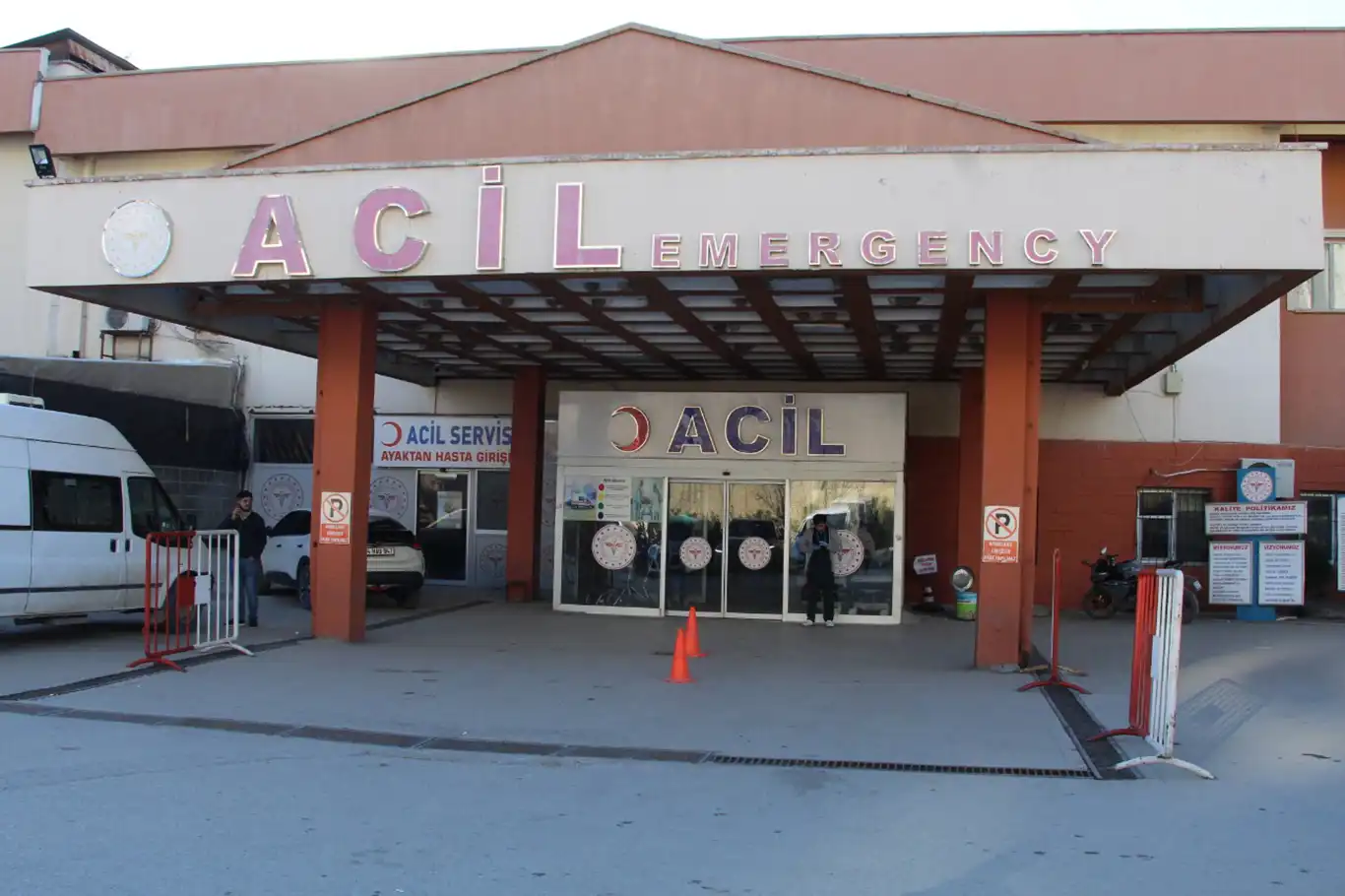 Şırnak’ta minibüs ile hafif ticari araç çarpıştı: 13’ü çocuk, 19 yaralı