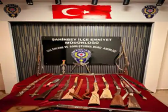 Gaziantep'te bir evde çok sayıda silah ve kesici alet ele geçirildi