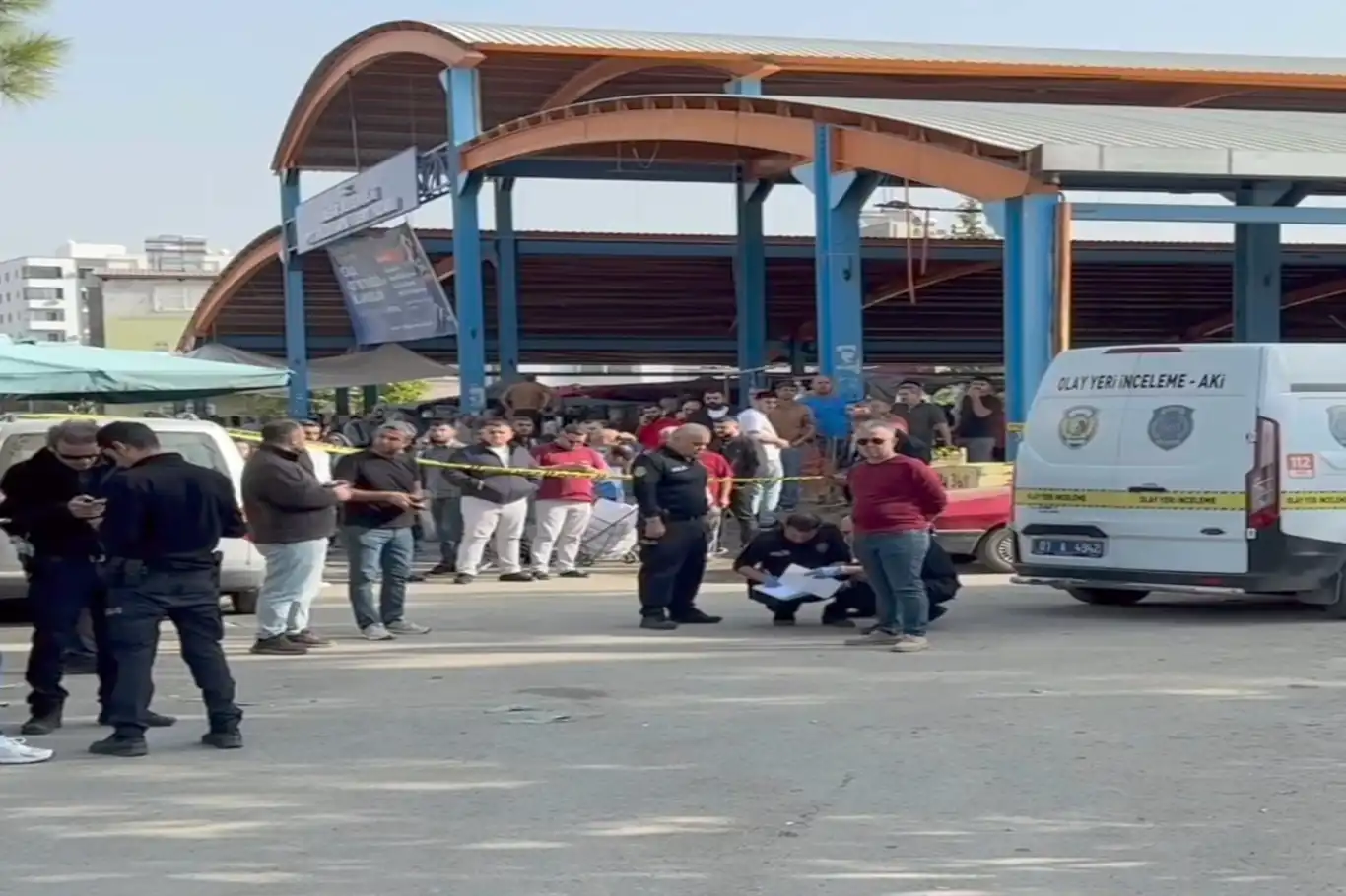 Adana'da semt pazarında silahlı kavga: 2 ölü, 5 yaralı