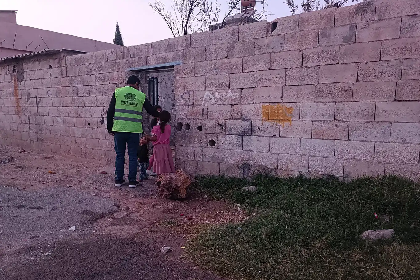 Umut Kervanı Akçakale'de her ay düzenli gıda yardımında bulunuyor