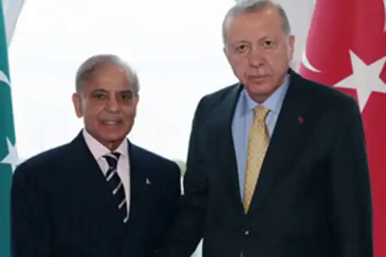 الرئيس أردوغان يلتقي رئيس الوزراء الباكستاني شهباز شريف في باكو