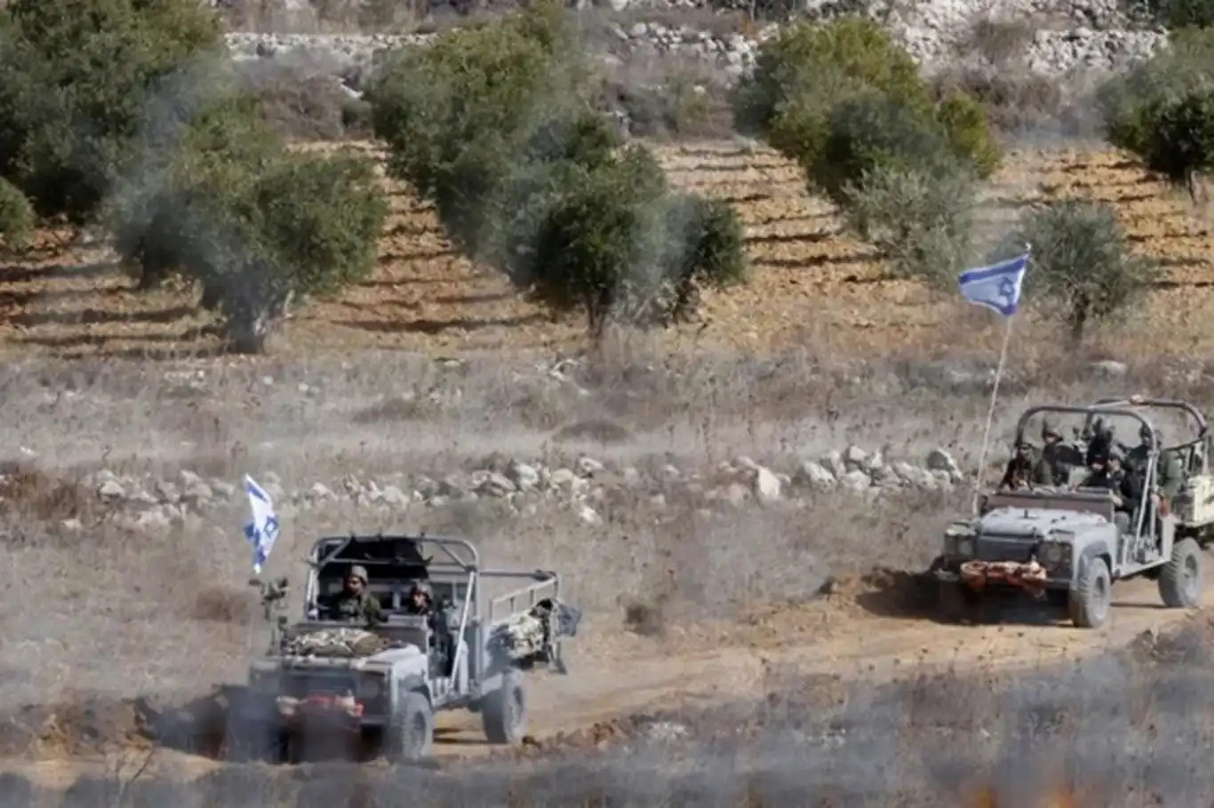 Siyonist rejim Suriye'ye saldırdı, köylerde yol kontrol noktaları kurdu