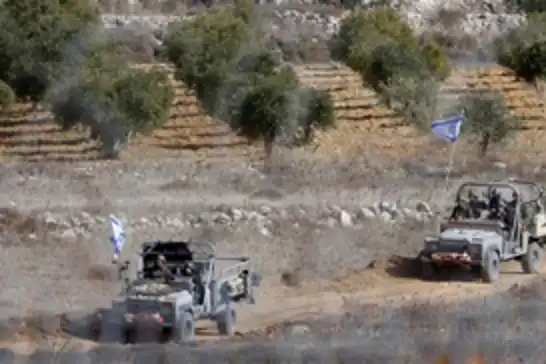 Siyonist rejim Suriye'ye saldırdı, köylerde yol kontrol noktaları kurdu