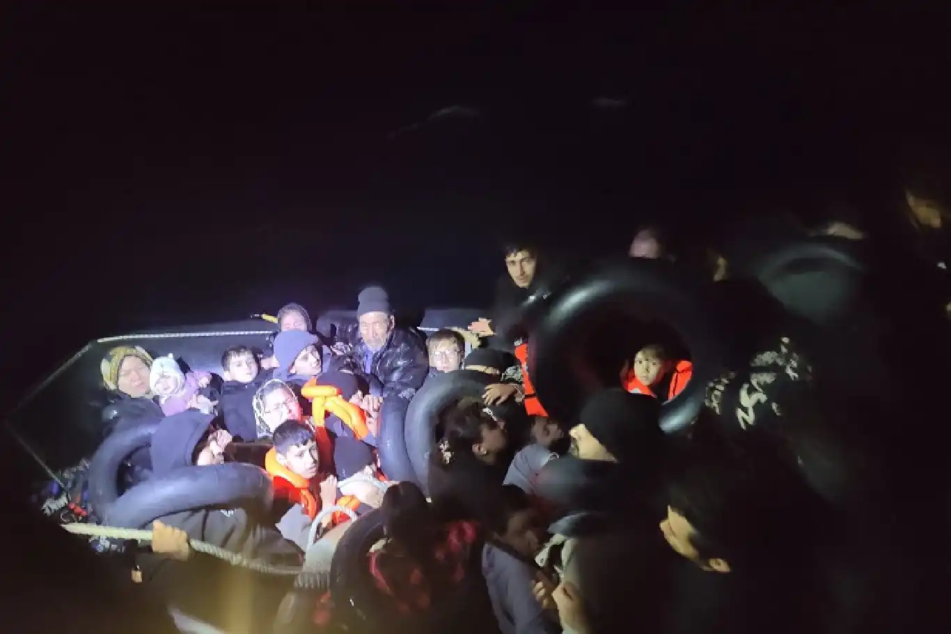 İzmir açıklarında 19 düzensiz göçmen yakalandı