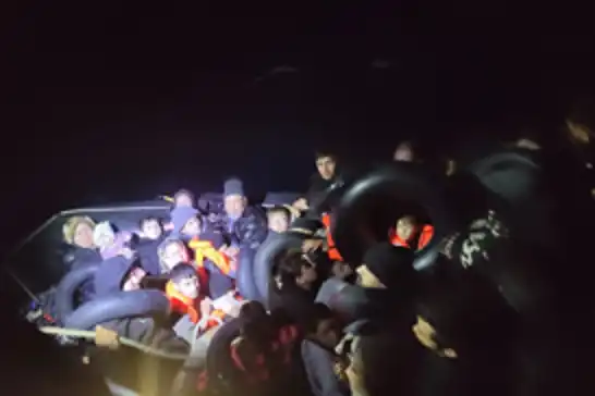 İzmir açıklarında 19 düzensiz göçmen yakalandı