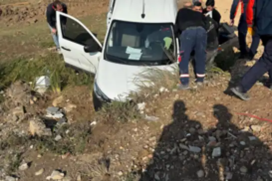 Hafif ticari araç kanala düştü: Sürücü yaralı kurtarıldı