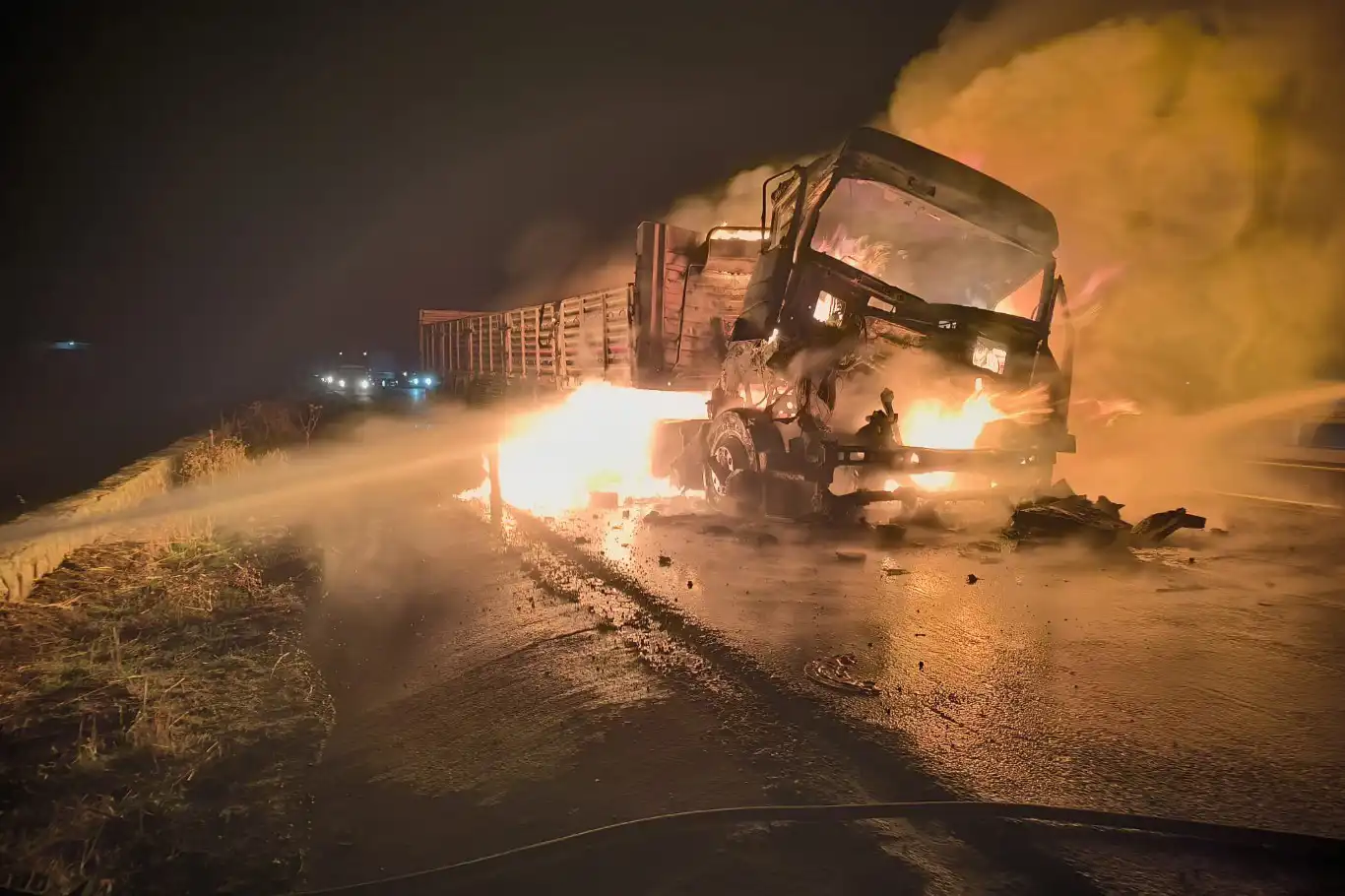 Mardin’de iki tır çarpıştı: Bir tır alevlere teslim oldu