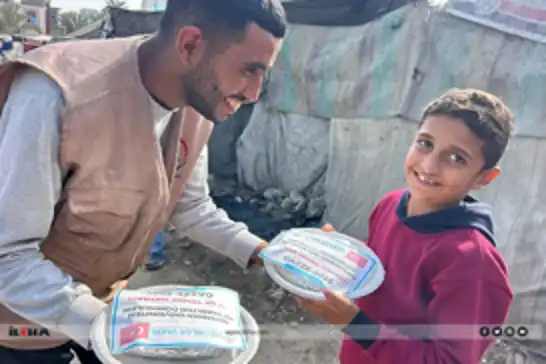 وقف الأيتام يواصل حملة توزيع الوجبات الساخنة في غزة