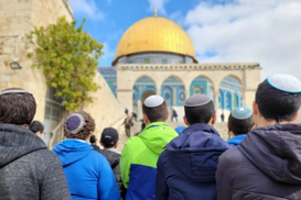 Extremist settlers storm Al-Aqsa Mosque as Israeli police block Muslim worshipers