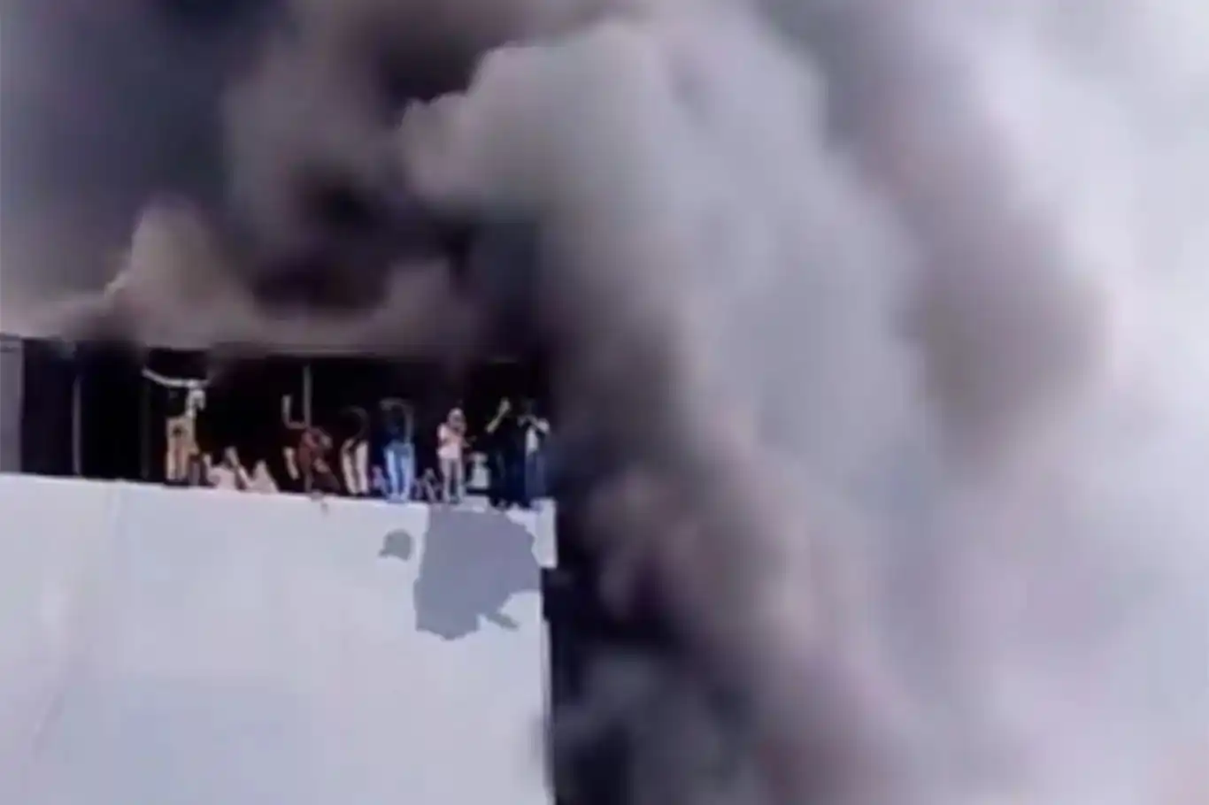 لە ئەندەنوسیا ئاگر لە باڵەخانەیەکی ٧ نهۆمی کەوتەوە: بەلایەنی کەمەوە ٢٢ کەس گیانیان لەدەستدا