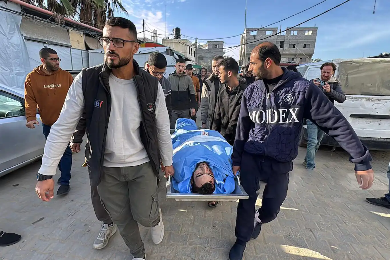 Israeli sniper kills Palestinian civilian, injures child in Gaza