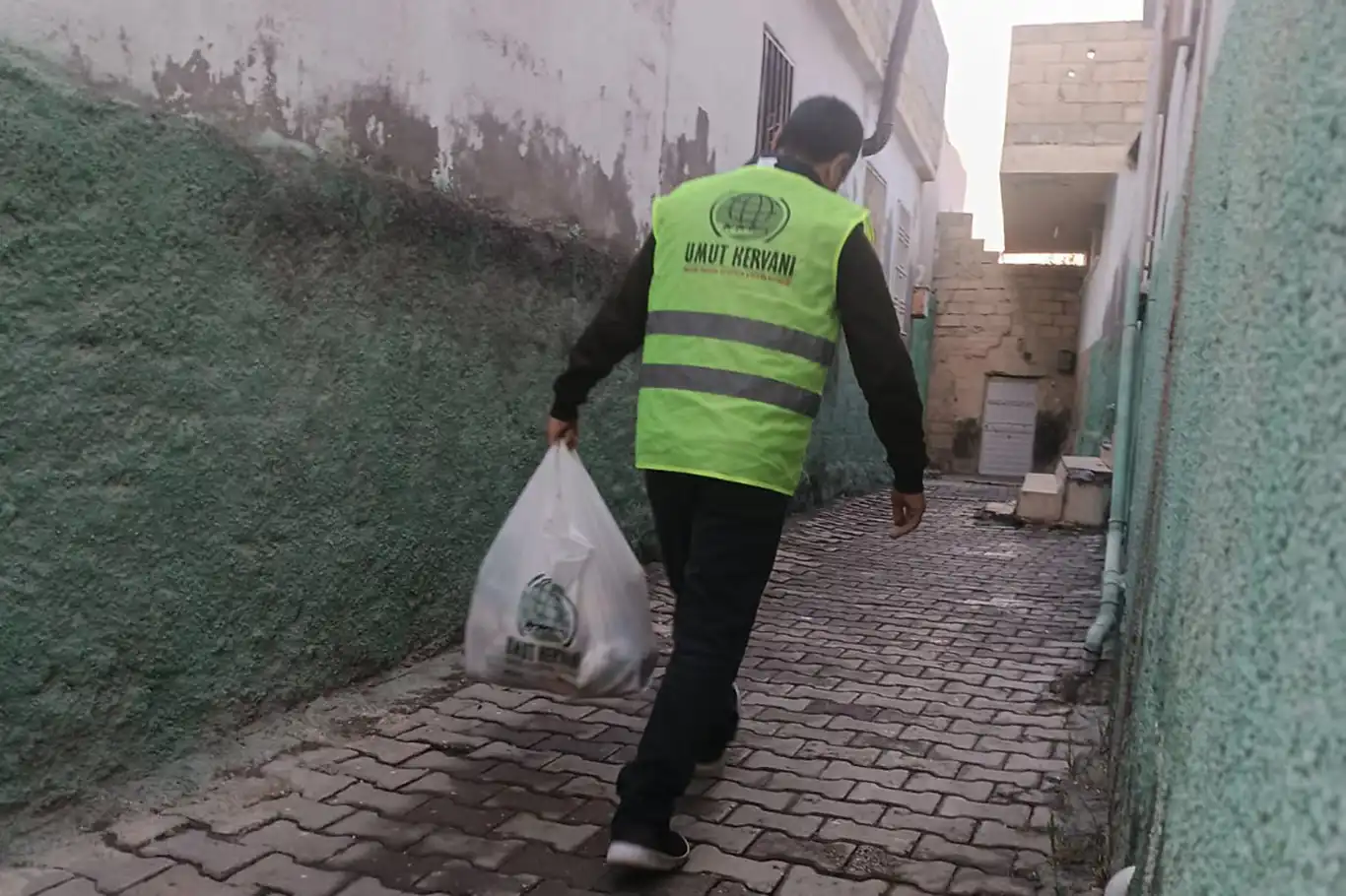 Umut Kervanı Şanlıurfa'da ihtiyaç sahiplerinin yüzünü güldürdü