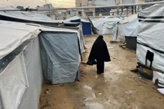 Gazze'de şiddetli fırtına: Üç katlı ev çöktü, çadır kampları sular altında kaldı