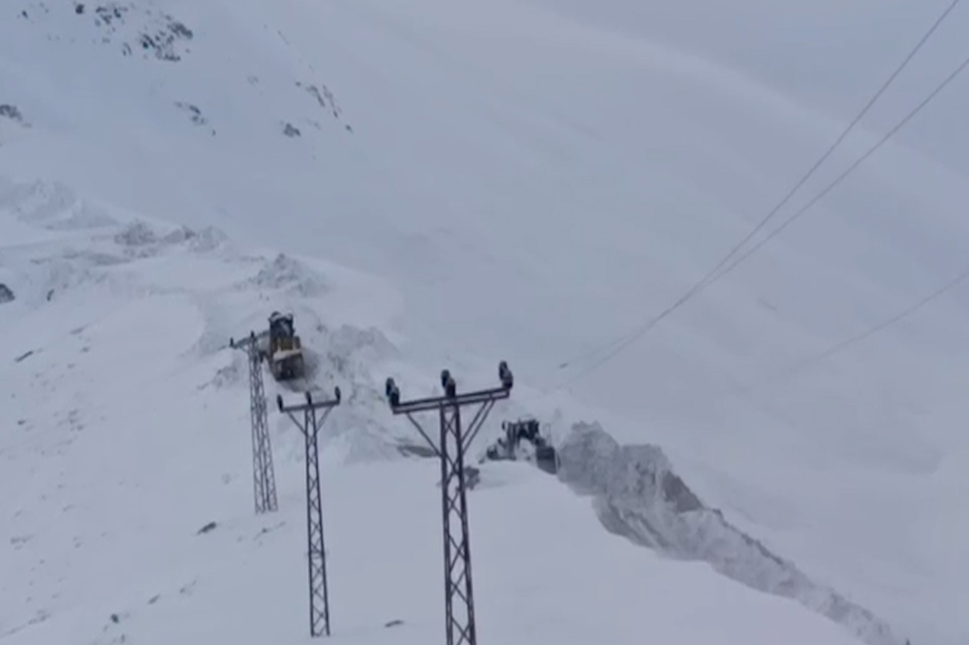 Şırnak’ta kar nedeniyle kapalı yolların açılması için çalışmalar sürüyor