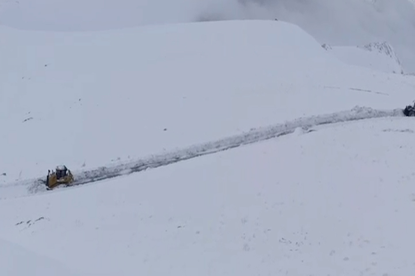 Şırnak’ta kar nedeniyle kapalı yolların açılması için çalışmalar sürüyor