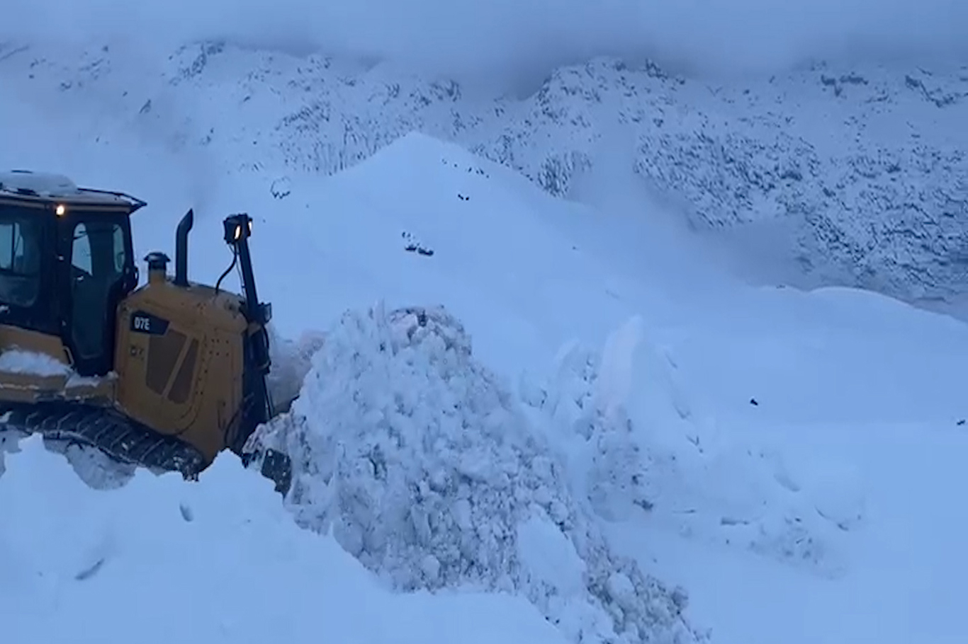 Şırnak’ta kar nedeniyle kapalı yolların açılması için çalışmalar sürüyor