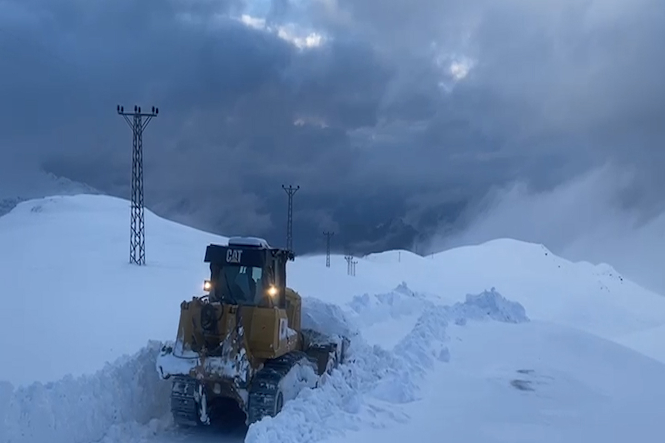 Şırnak’ta kar nedeniyle kapalı yolların açılması için çalışmalar sürüyor