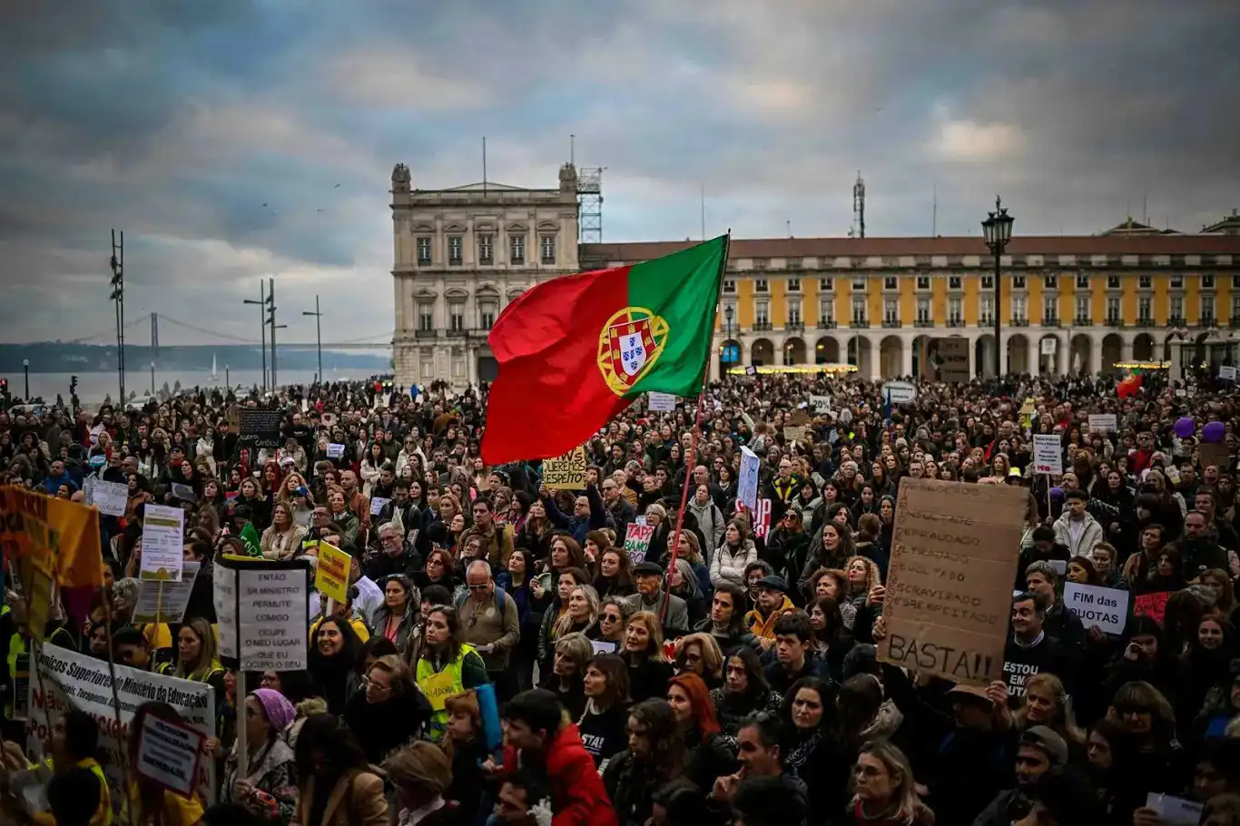 A major strike in Portugal paralyzes public services