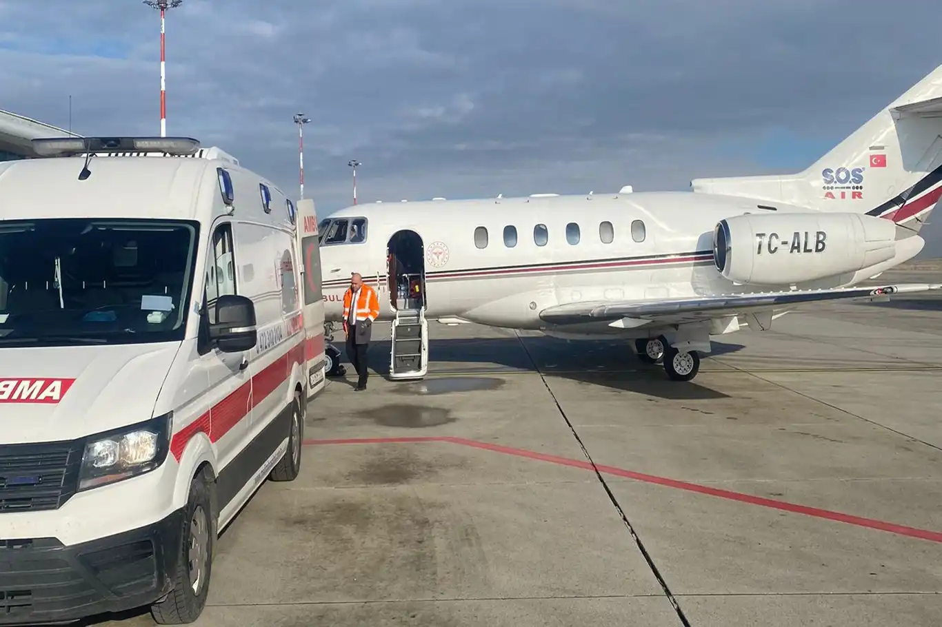 Ağrı'da riskli gebe ile soluk borusu gelişemeyen bebek uçak ambulans sevk edildi