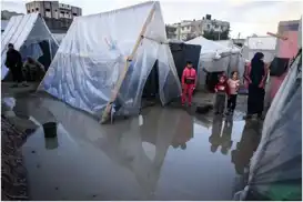 لە غەززە دیوارێک بەسەر خێمەکانیان داڕما و بەهۆیەوە دوو کەس گیانیان لەدەستدا