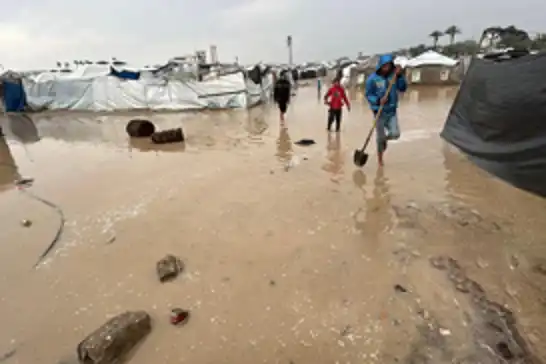 زستانی بێبەزەیی لە غەززە؛ خێوەتەکان یەک لەدوای یەک دەڕووخێن