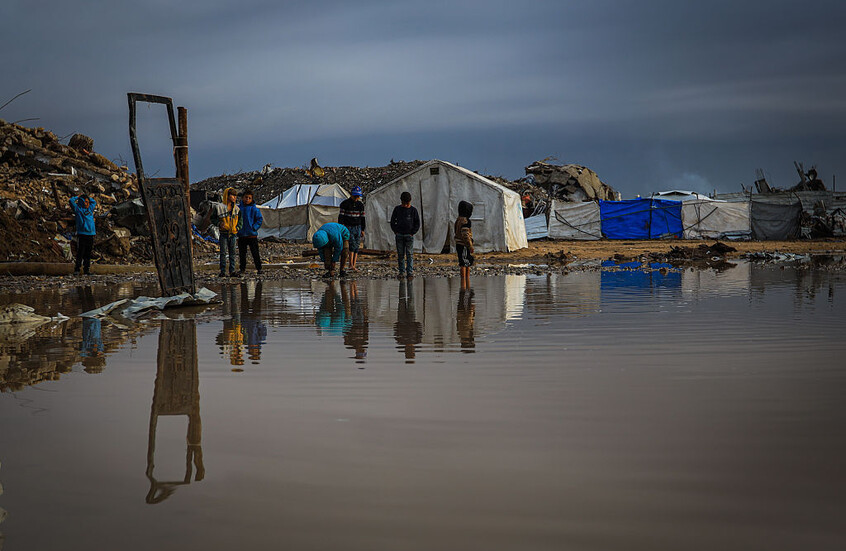 غزة.. وفاة 13 مواطناً جراء العاصفة والبرد