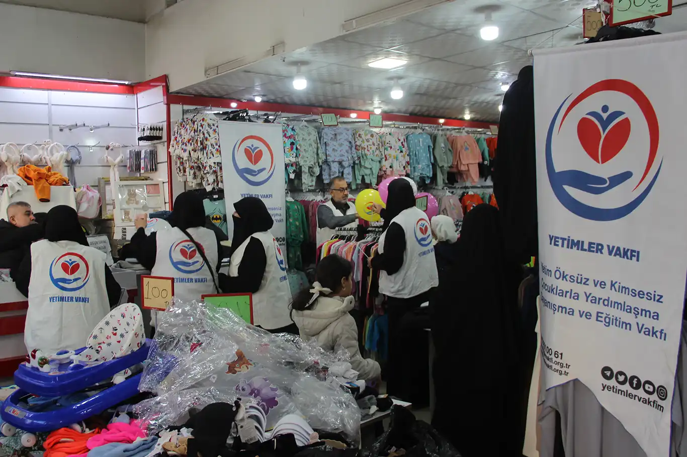 Yetimler Vakfı'ndan Cizre'de onlarca yetime bot ve mont desteği