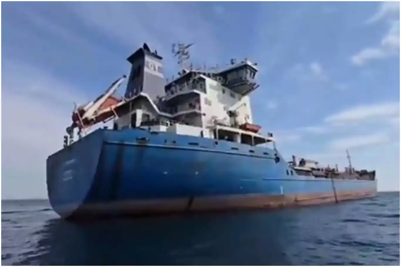 إيران توقف ناقلة نفط أجنبية في بحر عُمان تحمل 6 ملايين لتر من الوقود المهرّب