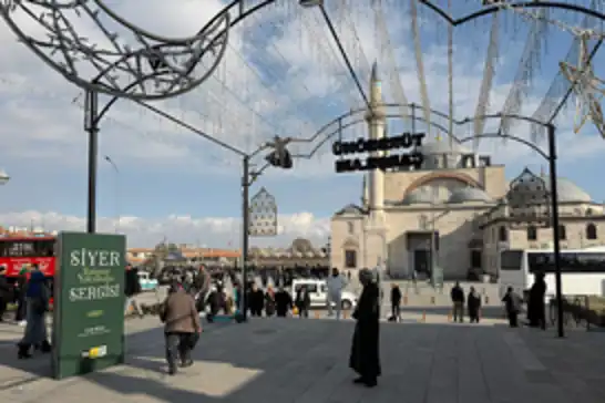Konya Mevlana Meydanı ziyaretçiler akın akın geldi, esnafın yüzü güldü