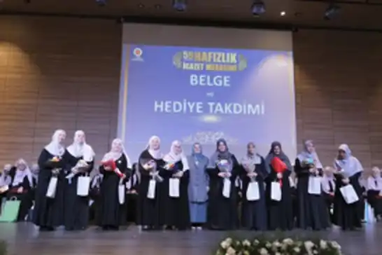 إقامة حفل إجازة لـ59 طالبة أتممن حفظ القرآن الكريم في مدينة بورصة