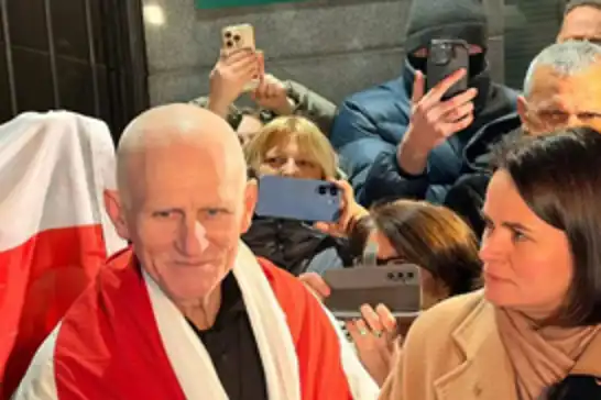 بيلاروسيا تفرج عن 123 سجينًا سياسيًا مقابل رفع العقوبات الأميركية