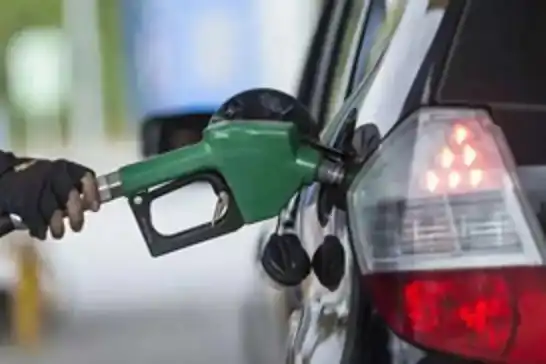 Benzinin litre fiyatına 2,02 liralık indirim