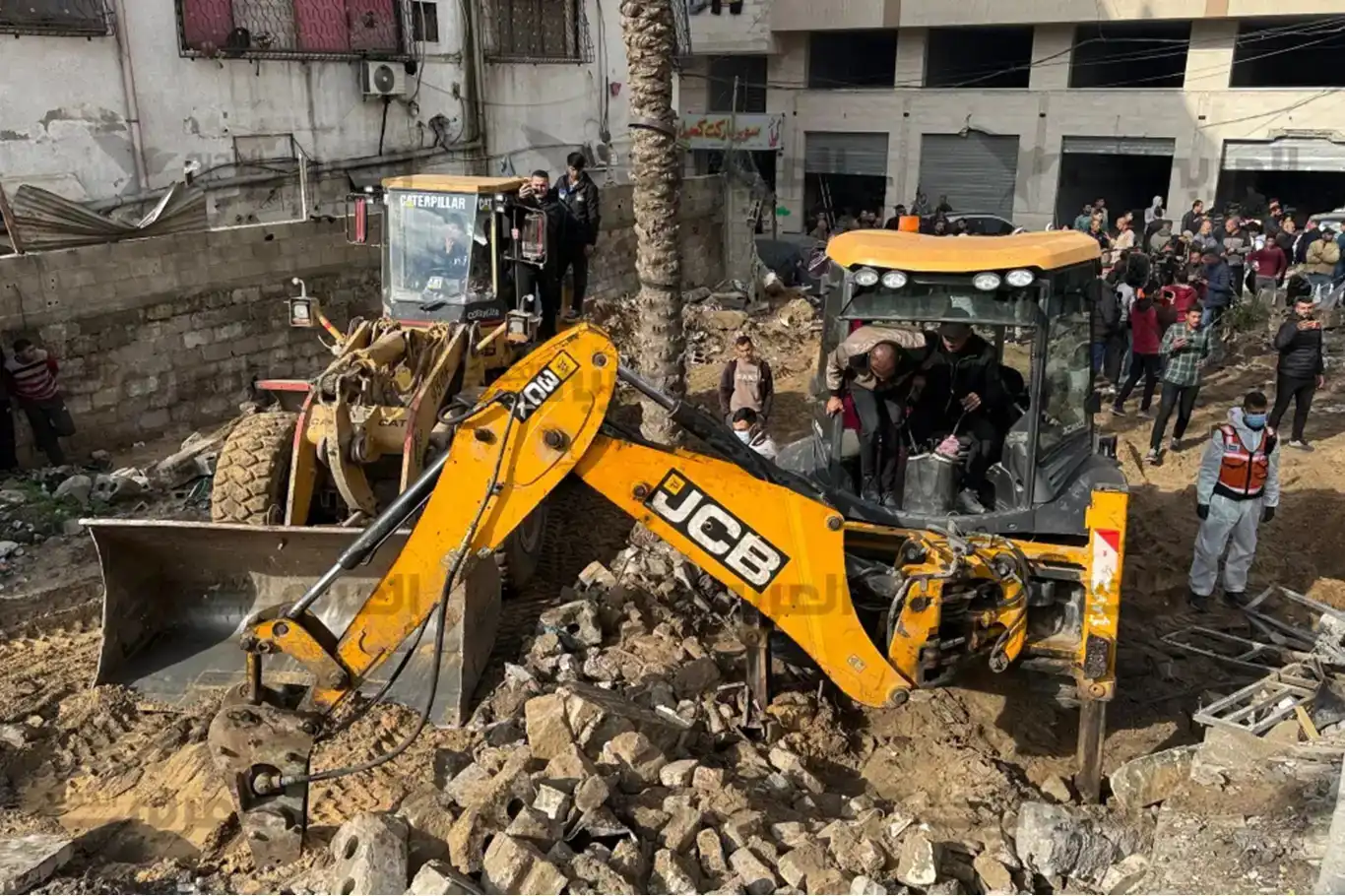 انتشال جثامين 14 شهيدًا من تحت أنقاض منزل في غزة