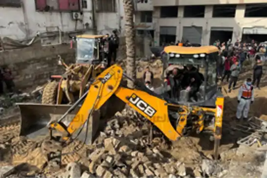 انتشال جثامين 14 شهيدًا من تحت أنقاض منزل في غزة