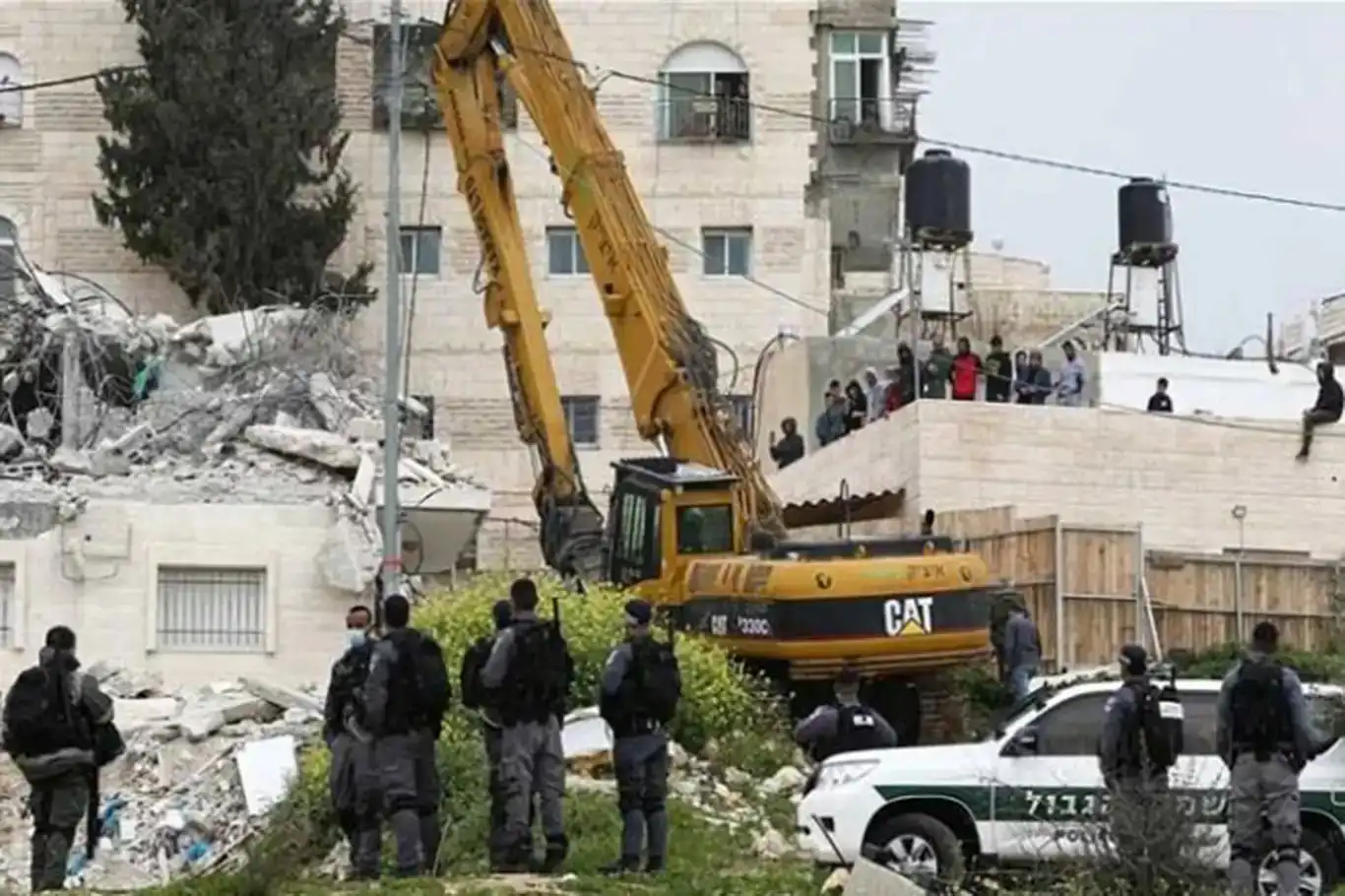 پیکر ۱۴ شهید از زیر آوار یک خانه در غزه بیرون آورده شد