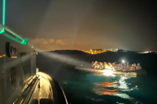 İzmir açıklarında 35 düzensiz göçmen kurtarıldı