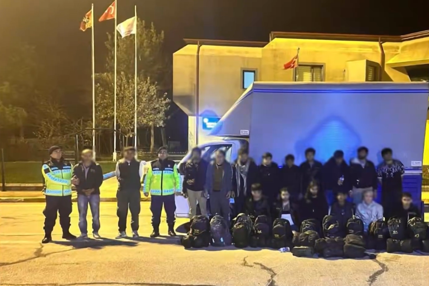 Yerlikaya: 972 düzensiz göçmen ile 55 göçmen kaçakçılığı organizatörü yakalandı