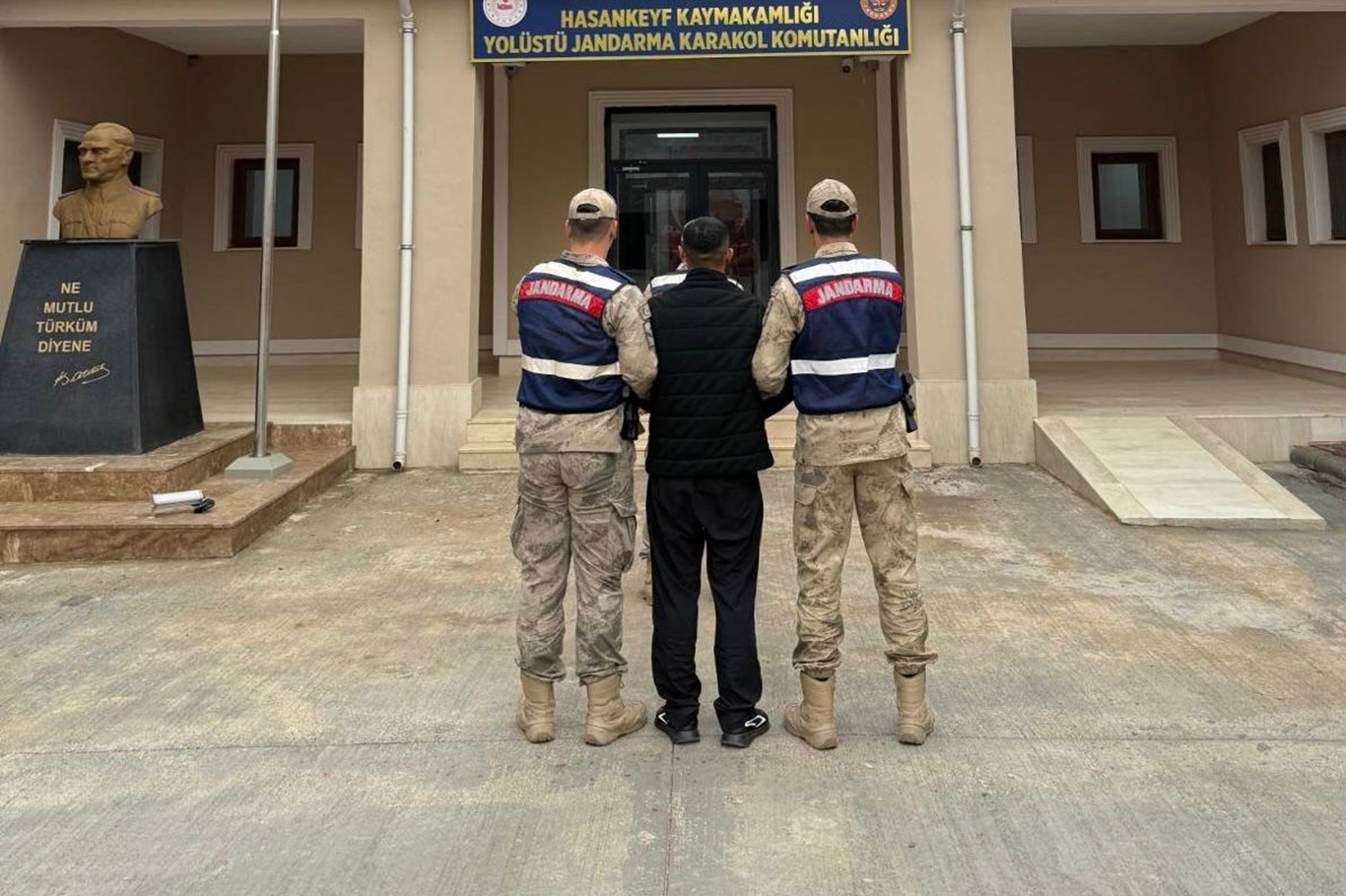 Batman'da aranan şahıslara yönelik operasyonlarda 17 kişi yakalandı