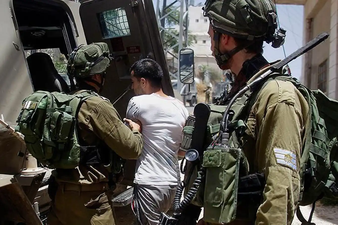 Siyonist işgalciler Batı Şeria'da 10 Filistinliyi esir aldı