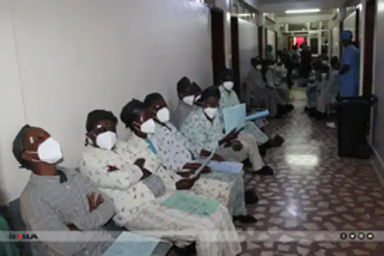 ئیهۆ ئەبرار لە ئەتیۆپیا نەشتەرگەری ئاوی سپی چاو بۆ نەخۆشەکان ئەنجام دەدات