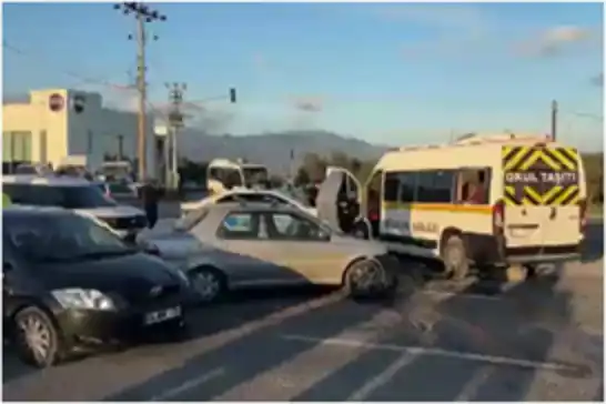 Balıkesir'de öğrenci servisi kaza yaptı: 8 yaralı