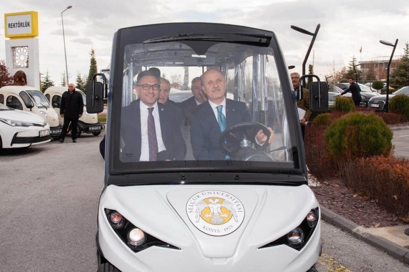 09 - Yükseköğretim Kurulu Başkanı Erol Özvar Selçuk Üniversitesinde Elektrikli Araç Sürüşü