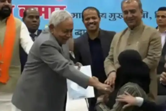 الهند..رئيس وزراء ولاية بيهار يزيل نقاب طبيبة مسلمة بالقوة