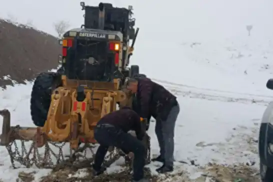 Siirt'te grup köy yolu kar nedeniyle ulaşıma kapandı