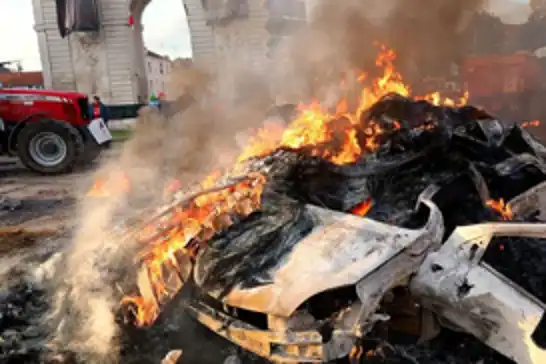 Fransa'da çiftçiler kamu binalarının önüne gübre döktü, lastikler yaktı