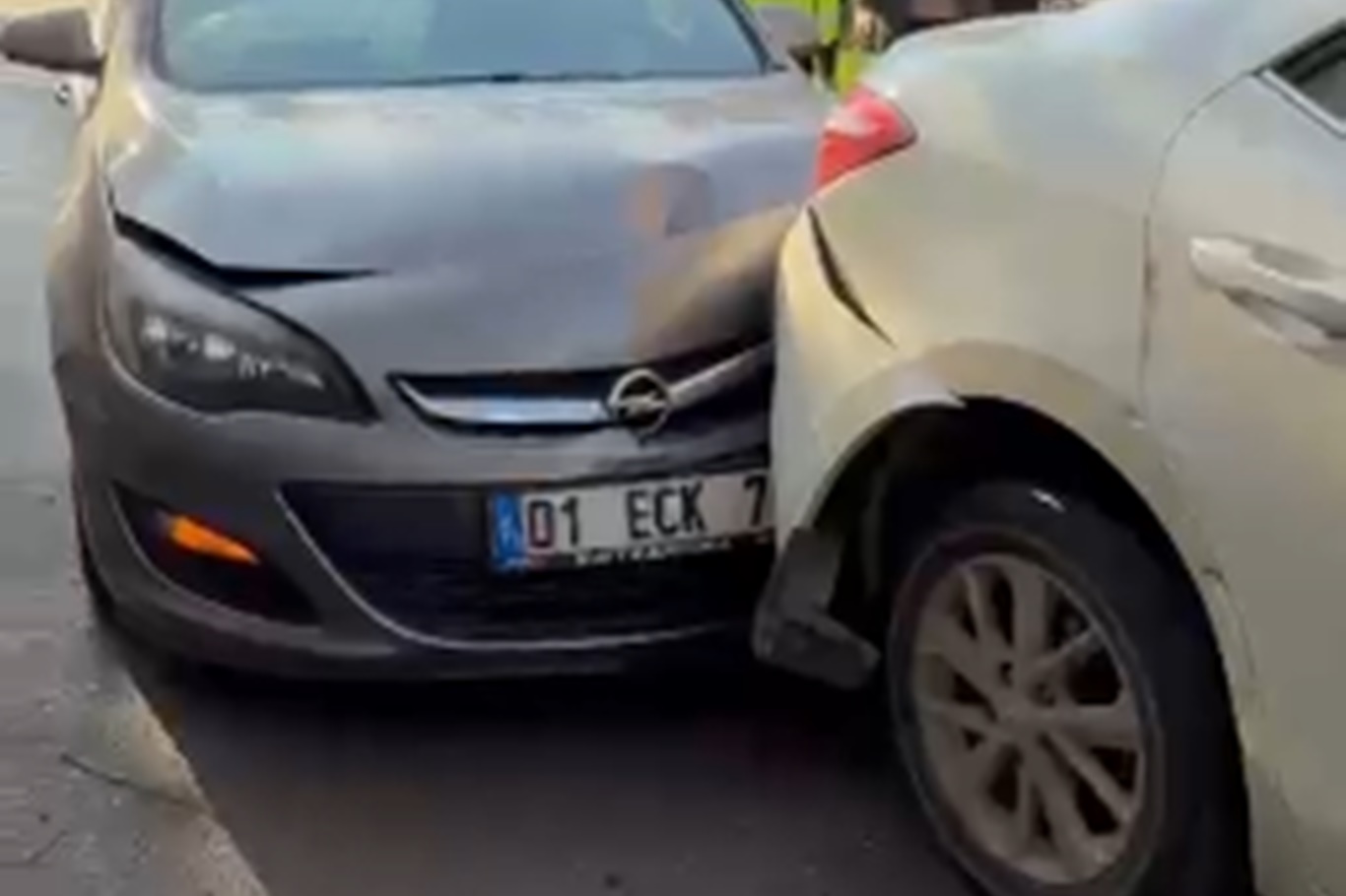 Batman'da zincirleme trafik kazası: 2 otomobil hasar gördü