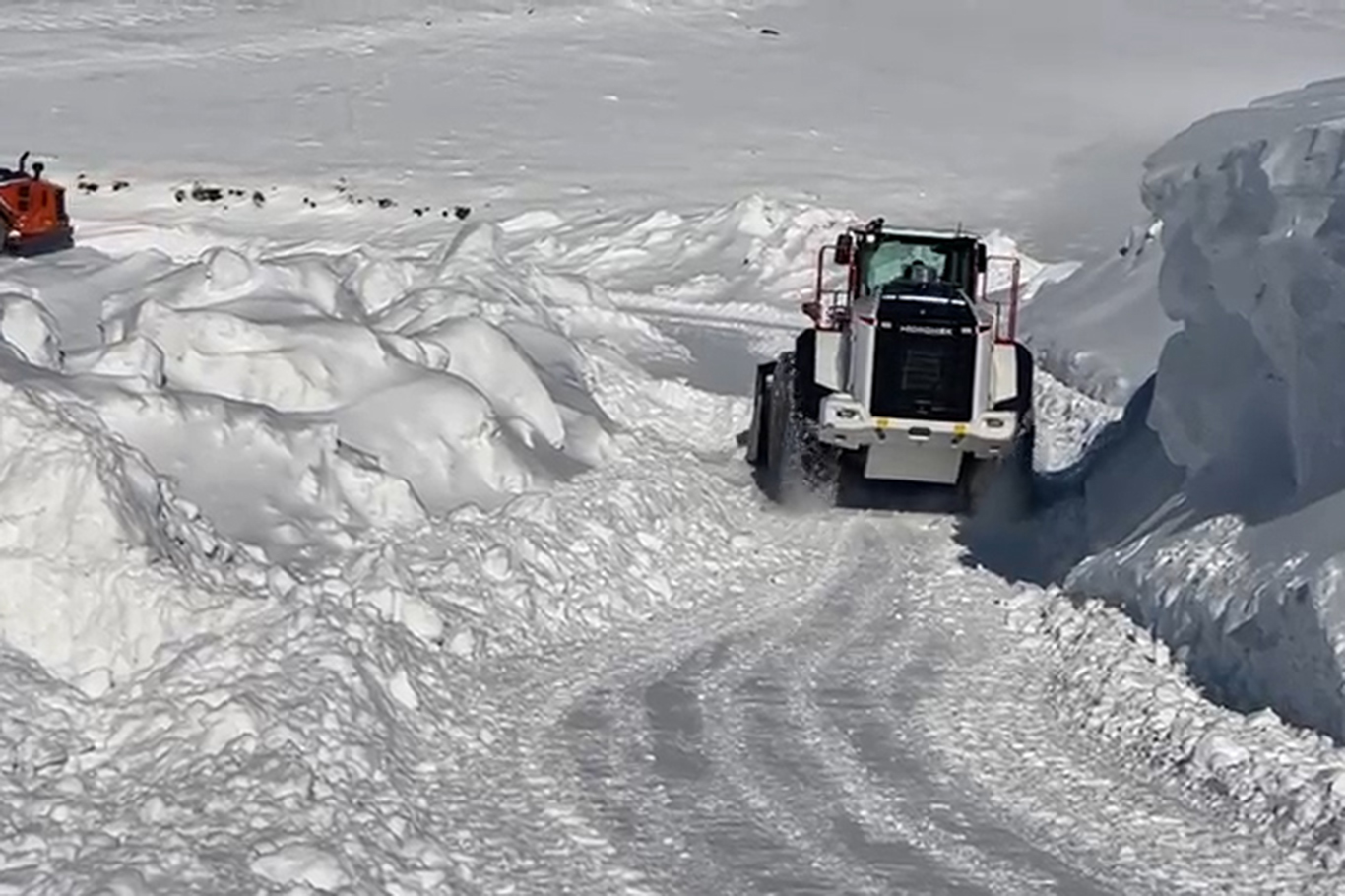 Şırnak’ta kar nedeniyle kapanan köy yolları için çalışmalar sürüyor